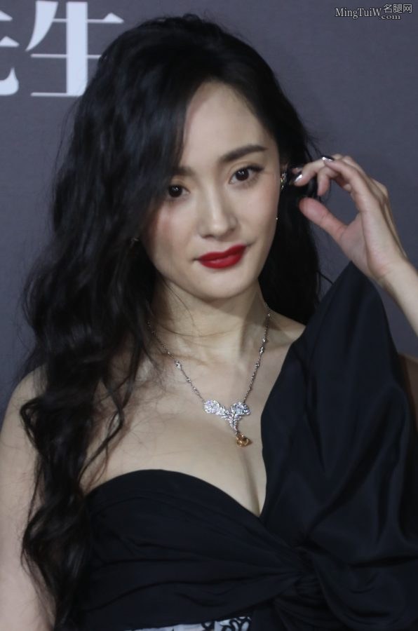 时尚先生红毯杨幂穿低胸礼服显风韵，软弹感十足(1/46)