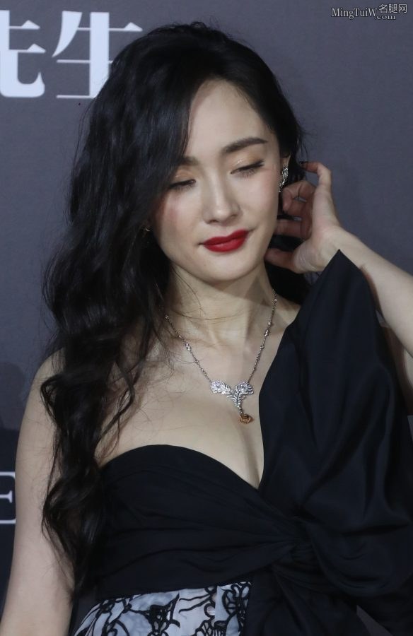 Mr. Fashion Yang Mi wears a low-cut dress on the red carpet to show off her charm(2/46)