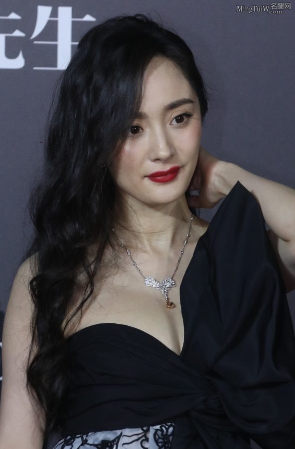 时尚先生红毯杨幂穿低胸礼服显风韵，软弹感十足(3/46)