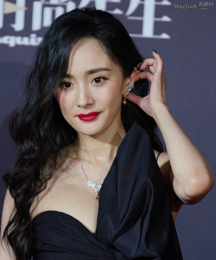 时尚先生红毯杨幂穿低胸礼服显风韵，软弹感十足(27/46)