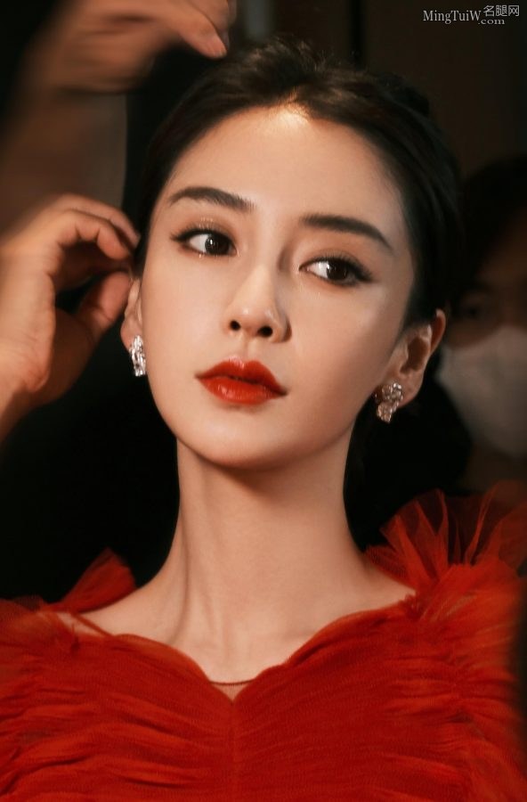 杨颖一袭红纱长裙配防水台恨天高走红毯艳惊四座(5/8)