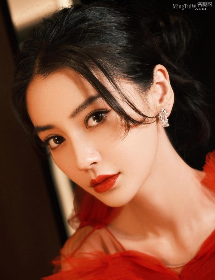 杨颖一袭红纱长裙配防水台恨天高走红毯艳惊四座(8/8)