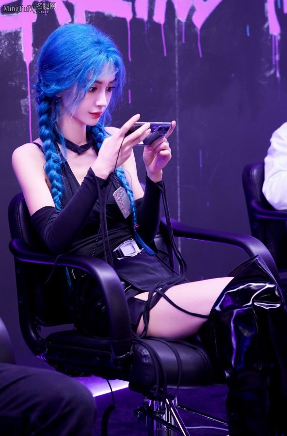 电竞美少女杨颖金克丝经典蓝发造型，美腿穿长皮靴玩游戏(1/16)