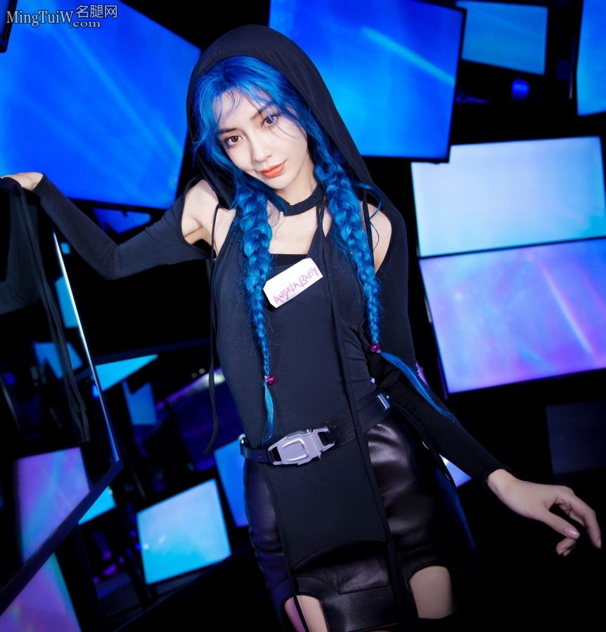 电竞美少女杨颖金克丝经典蓝发造型，美腿穿长皮靴玩游戏(12/16)