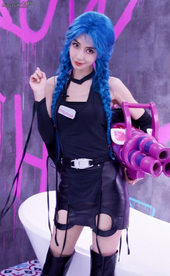 电竞美少女杨颖金克丝经典蓝发造型，美腿穿长皮靴玩游戏(2/16)