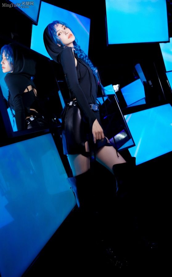 电竞美少女杨颖金克丝经典蓝发造型，美腿穿长皮靴玩游戏(8/16)