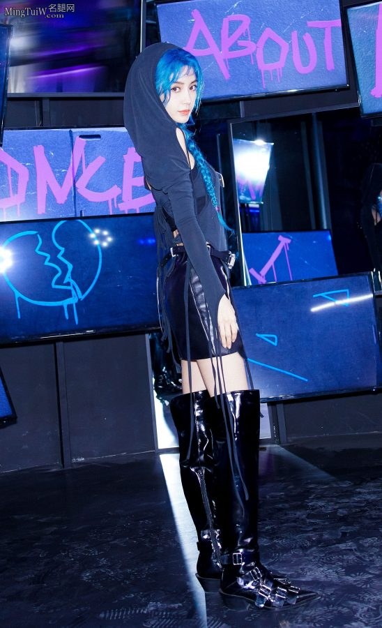 电竞美少女杨颖金克丝经典蓝发造型，美腿穿长皮靴玩游戏（第9张/共16张）