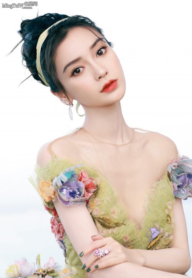  Angelababy, the goddess of The Wizard of Oz, wears a deep V carved skirt with a stunning appearance(2/25)