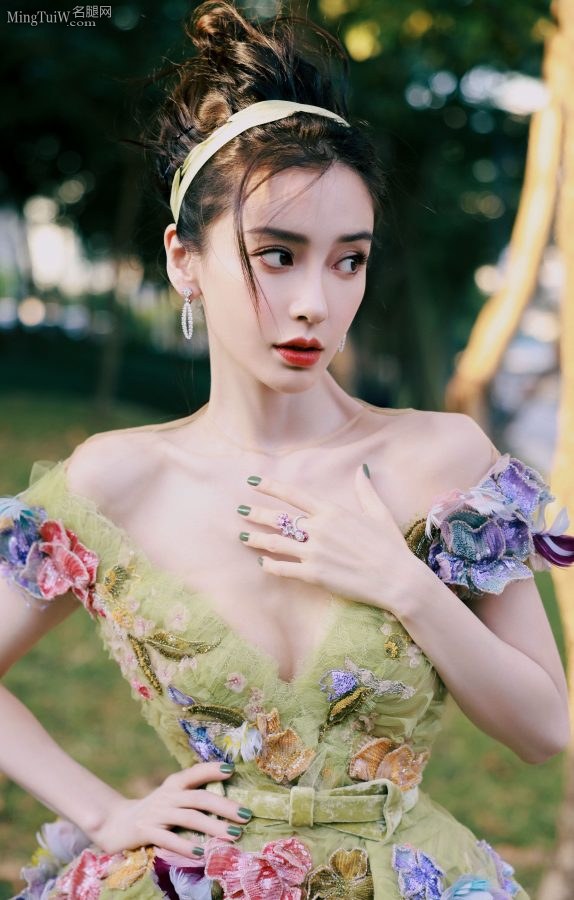 绿野仙踪杨女神Angelababy穿深V雕花裙颜值爆表(5/25)