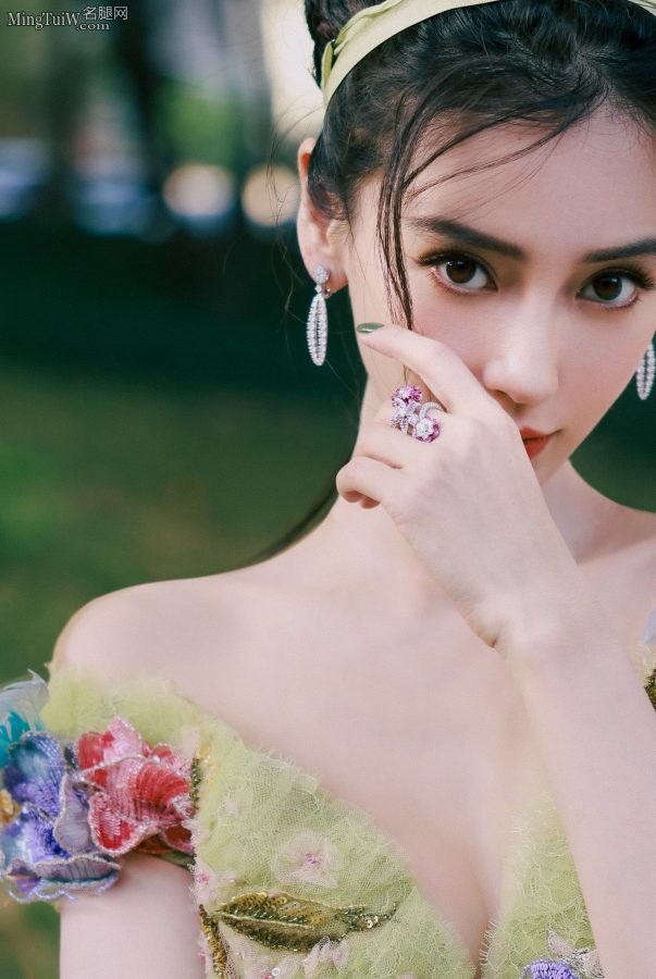 绿野仙踪杨女神Angelababy穿深V雕花裙颜值爆表(6/25)