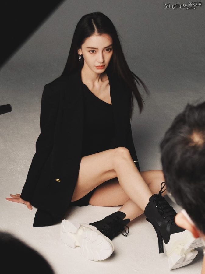 杨颖飘逸直发搭配黑色西装拍写真展示美腿(2/3)