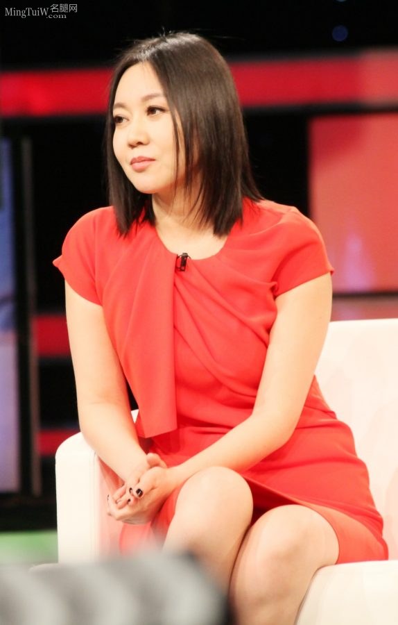 《影视风云》女演员闫妮穿短裙高跟接受采访[标清]（第3张/共5张）