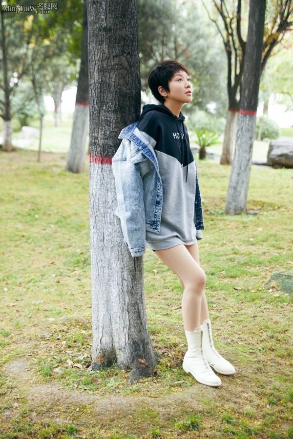 短发成熟气韵女星闫妮光润的美腿(1/10)