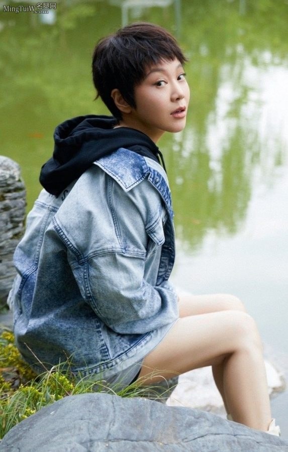 短发成熟气韵女星闫妮光润的美腿(4/10)