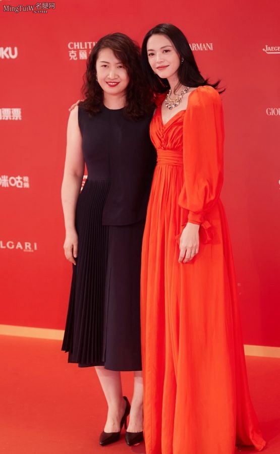 Actress Yao Chen wears a V-neck red dress on the red carpet(8/10)
