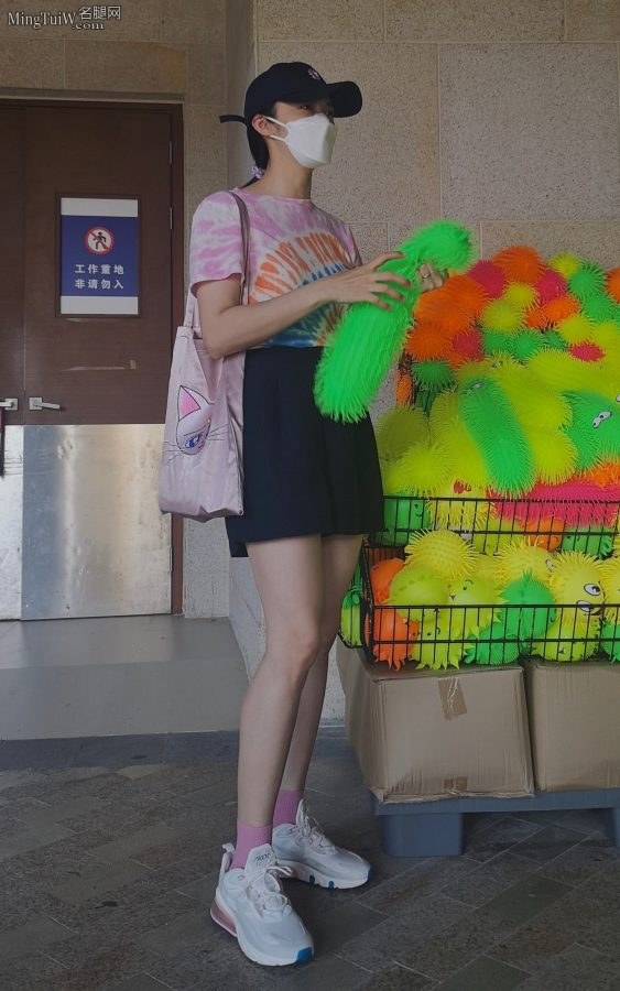 姚晨戴口罩外出在购物车旁秀长腿(1/2)