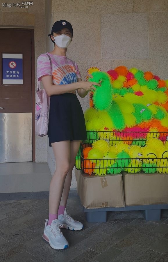 姚晨戴口罩外出在购物车旁秀长腿(2/2)