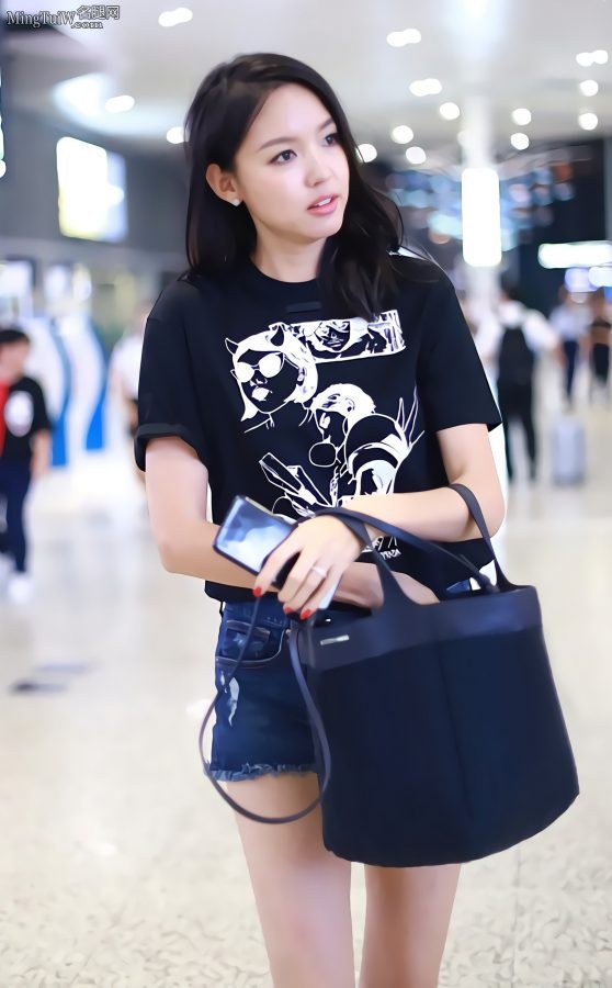张梓琳穿牛仔热裤美腿纤长光滑(5/8)