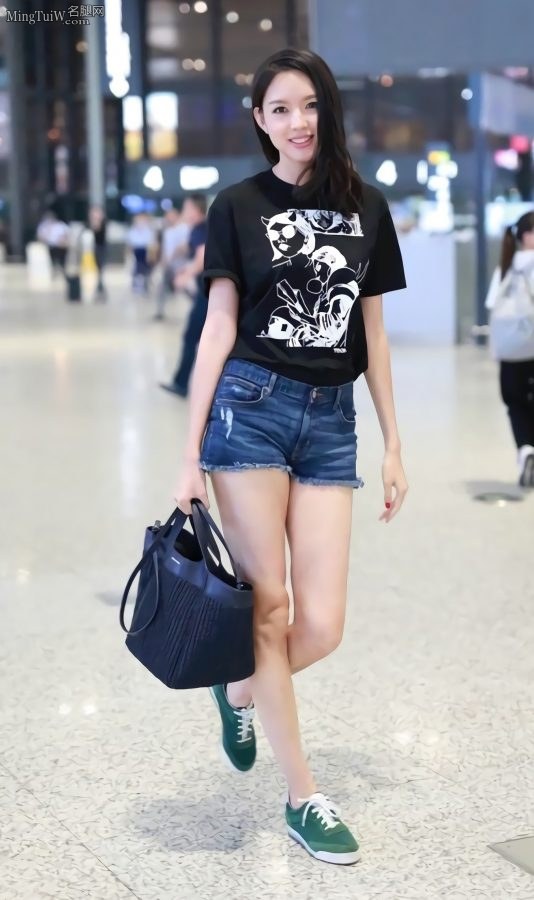 张梓琳穿牛仔热裤美腿纤长光滑(8/8)