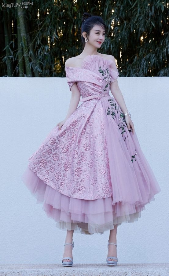 Zhao Liying appeared in a gorgeous princess dress with tender feet and cool high heels(4/9)