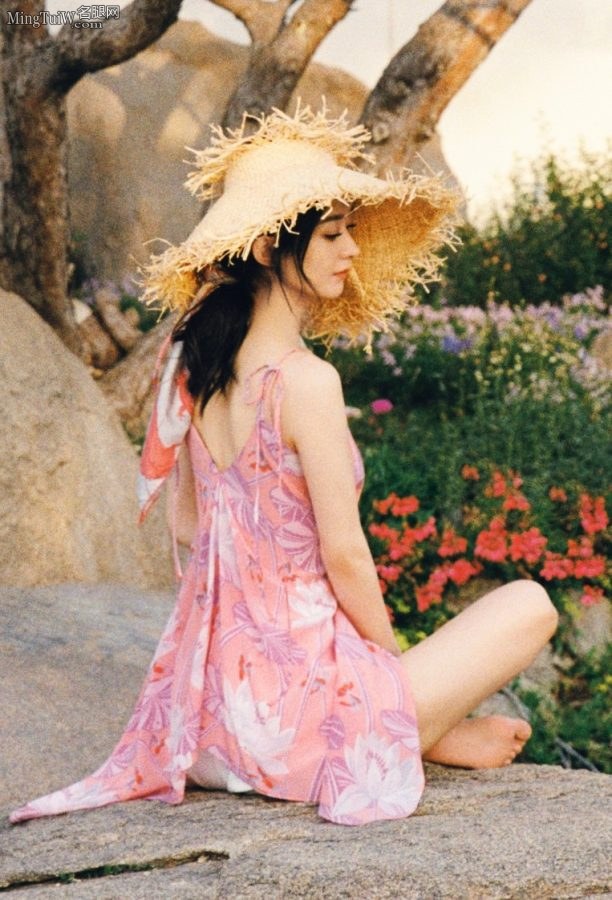 Flower Fairy Zhao Liying looks extraordinary in a suspender skirt(1/4)