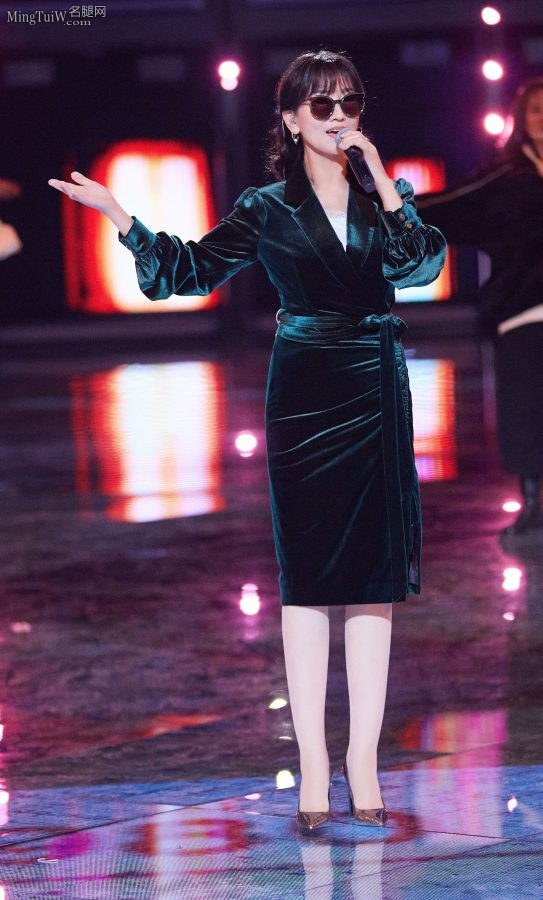 Zhao Yazhi stood on the stage wearing nude pantyhose and sang(3/5)