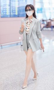 赵雅芝机场照戴口罩穿西装无裤装展示美腿（第2张/共9张）