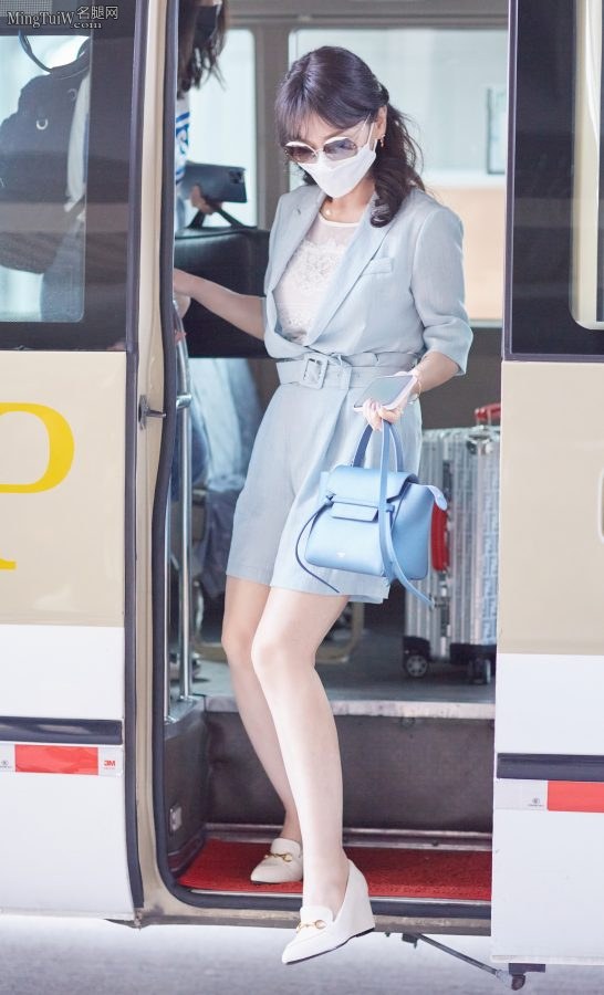 Follow sister Zhao Yazhi on the plane, taking photos of her beautiful legs(1/6)
