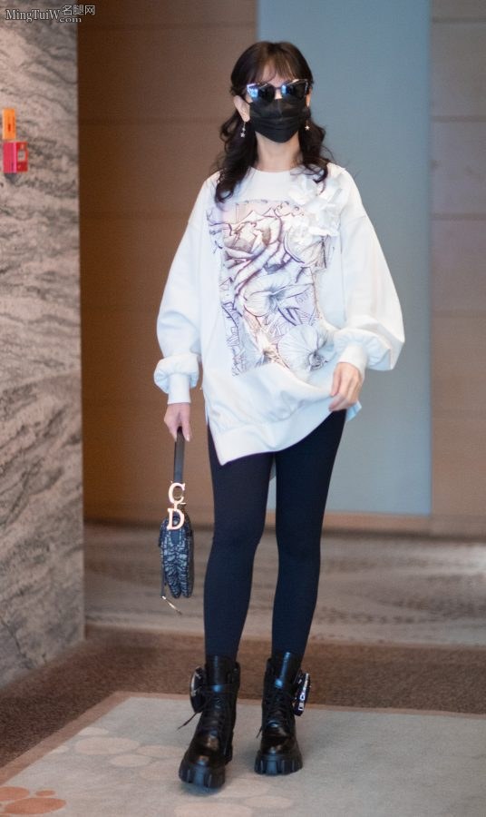 Zhao Yazhi wears tight pants and shows off her beautiful legs in street photos(2/6)