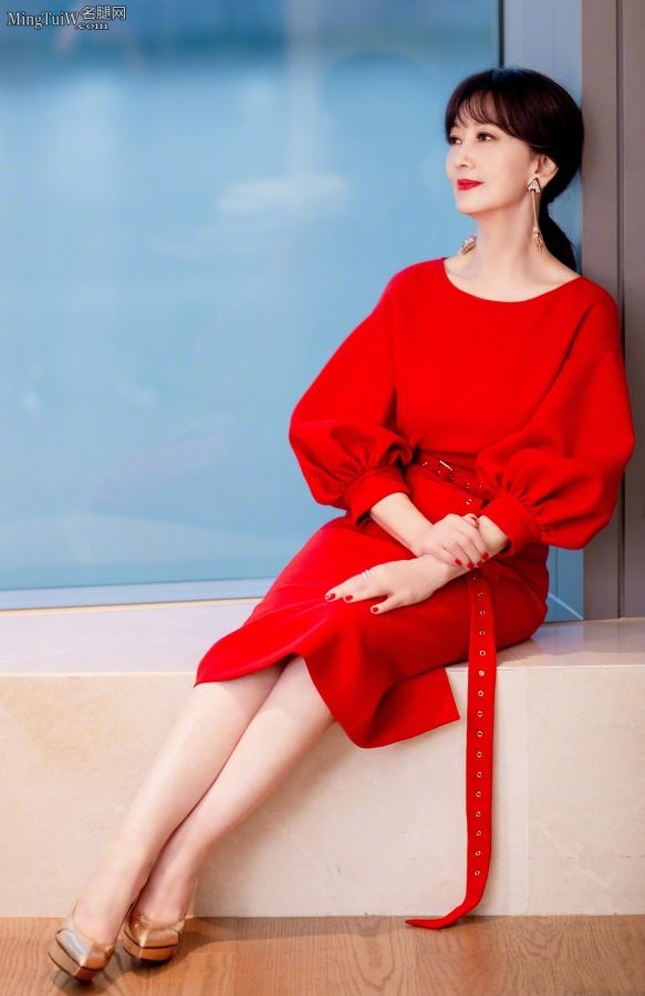 Elegant goddess Zhao Yazhi wears a red skirt and waterproof platform heels(1/10)