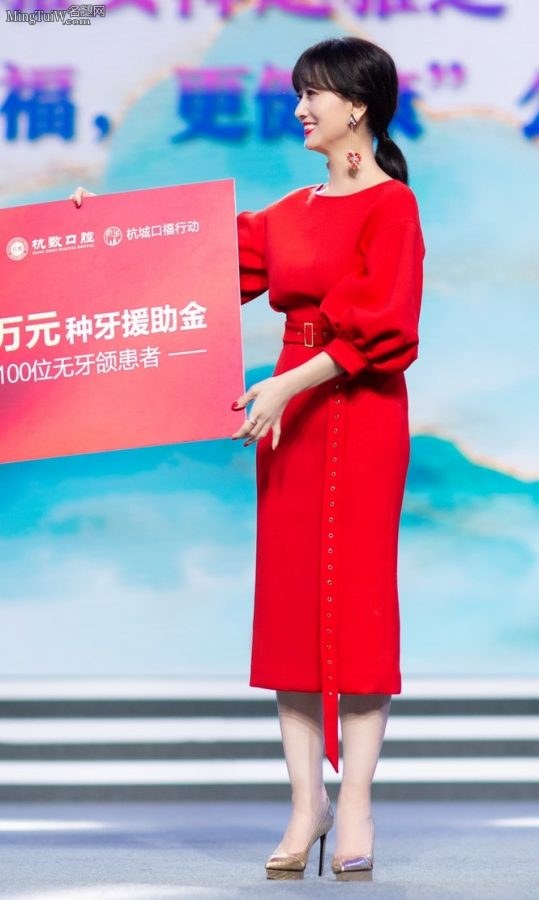 优雅女神赵雅芝穿红裙踩防水台高跟(10/10)