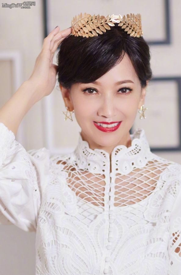 成熟妩媚赵雅芝玉腿穿细高跟上镜(6/6)