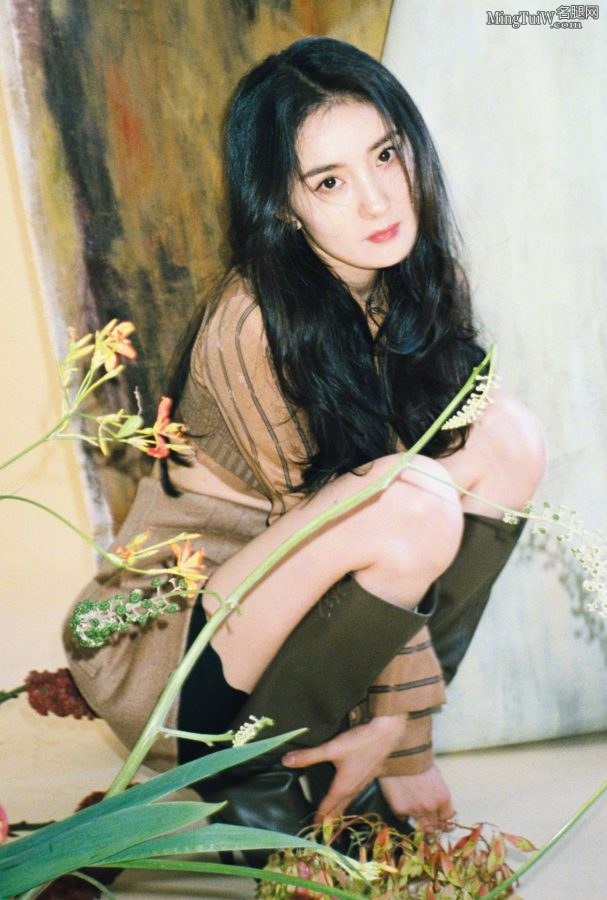 《费加罗FIGARO》时尚杂志杨幂写真玉腿光滑(1/14)