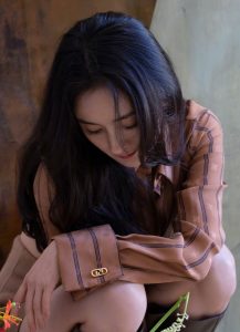《费加罗FIGARO》时尚杂志杨幂写真玉腿光滑