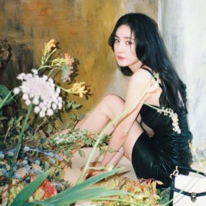 《费加罗FIGARO》时尚杂志杨幂写真玉腿光滑