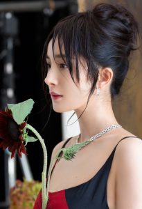 《费加罗FIGARO》时尚杂志杨幂写真玉腿光滑