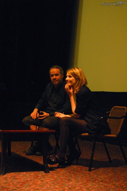 Jodie Whittaker wore thick pantyhose to attend a movie screening(3/3)