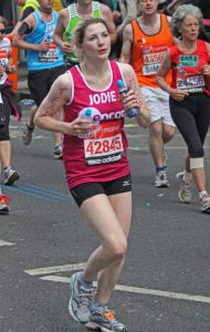 茱蒂·惠特克穿运动短裤露大腿跑马拉松