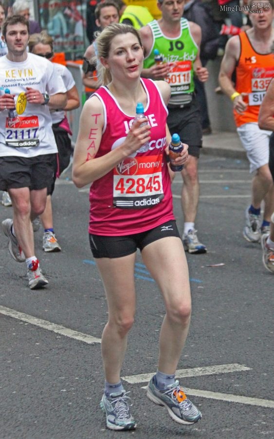茱蒂·惠特克穿运动短裤露大腿跑马拉松（第2张/共3张）