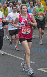 茱蒂·惠特克穿运动短裤露大腿跑马拉松