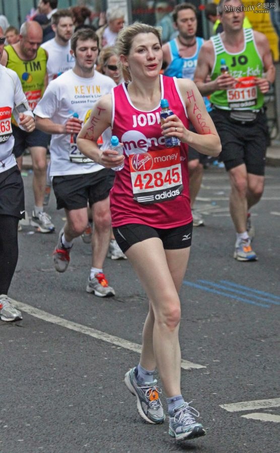 茱蒂·惠特克穿运动短裤露大腿跑马拉松（第3张/共3张）