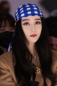 范冰冰头戴蓝白发带身穿西服套装脱了鞋秀玉足