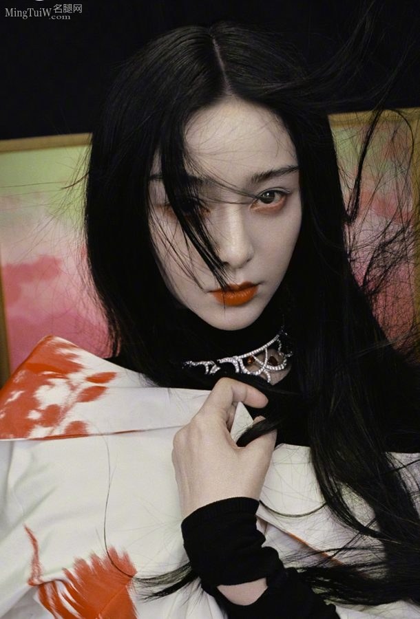 Fan Bingbing showed off her feet in slippers in an Oriental style photoshoot and later had shredded hair on her feet.(2/4)