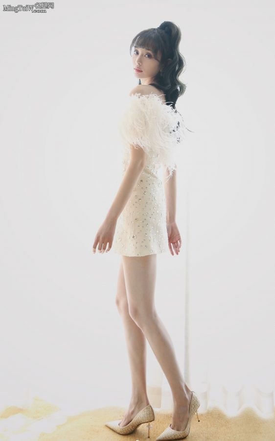 穿了超短裙的小姐姐盖玥希细长美腿动人(3/4)
