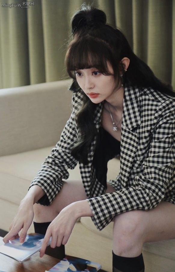 盖玥希穿格子套装细腿穿黑色短筒丝袜(5/8)
