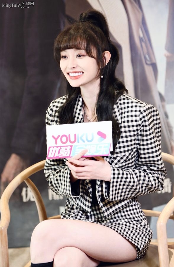 盖玥希穿格子套装细腿穿黑色短筒丝袜(8/8)