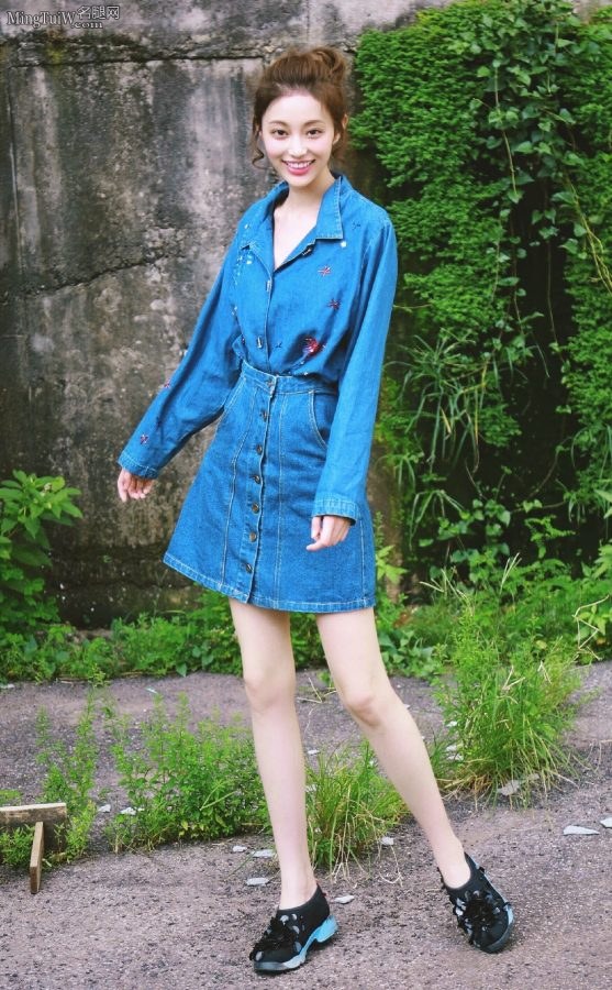 盖玥希清新亮眼的牛仔短裙衬托出白皙纤细的美腿(1/5)