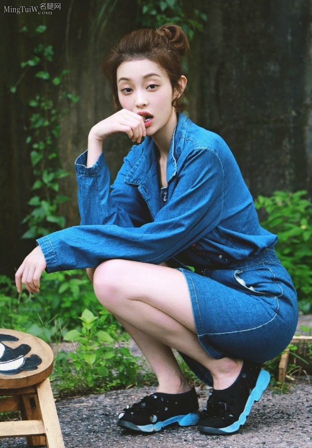 盖玥希清新亮眼的牛仔短裙衬托出白皙纤细的美腿(4/5)