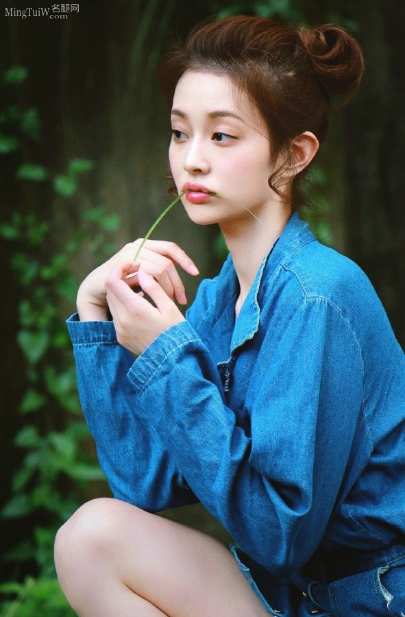 盖玥希清新亮眼的牛仔短裙衬托出白皙纤细的美腿(5/5)