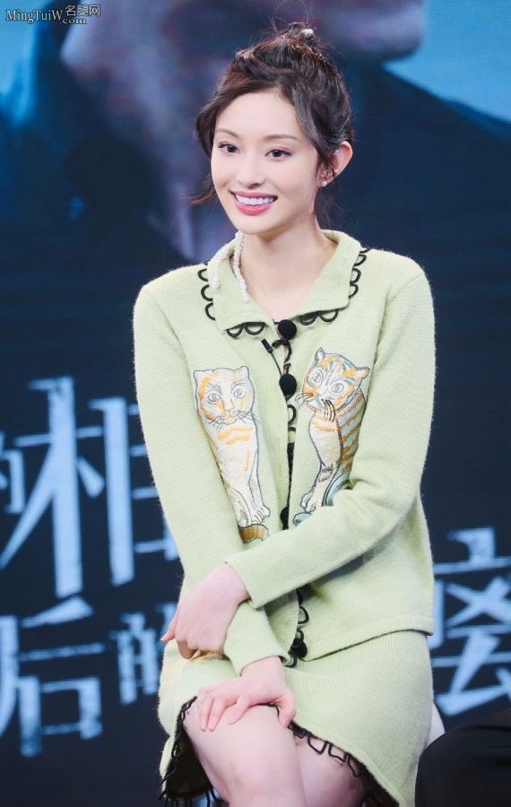 盖玥希穿猫咪图案绿裙腿穿黑皮靴温柔俏皮(5/6)